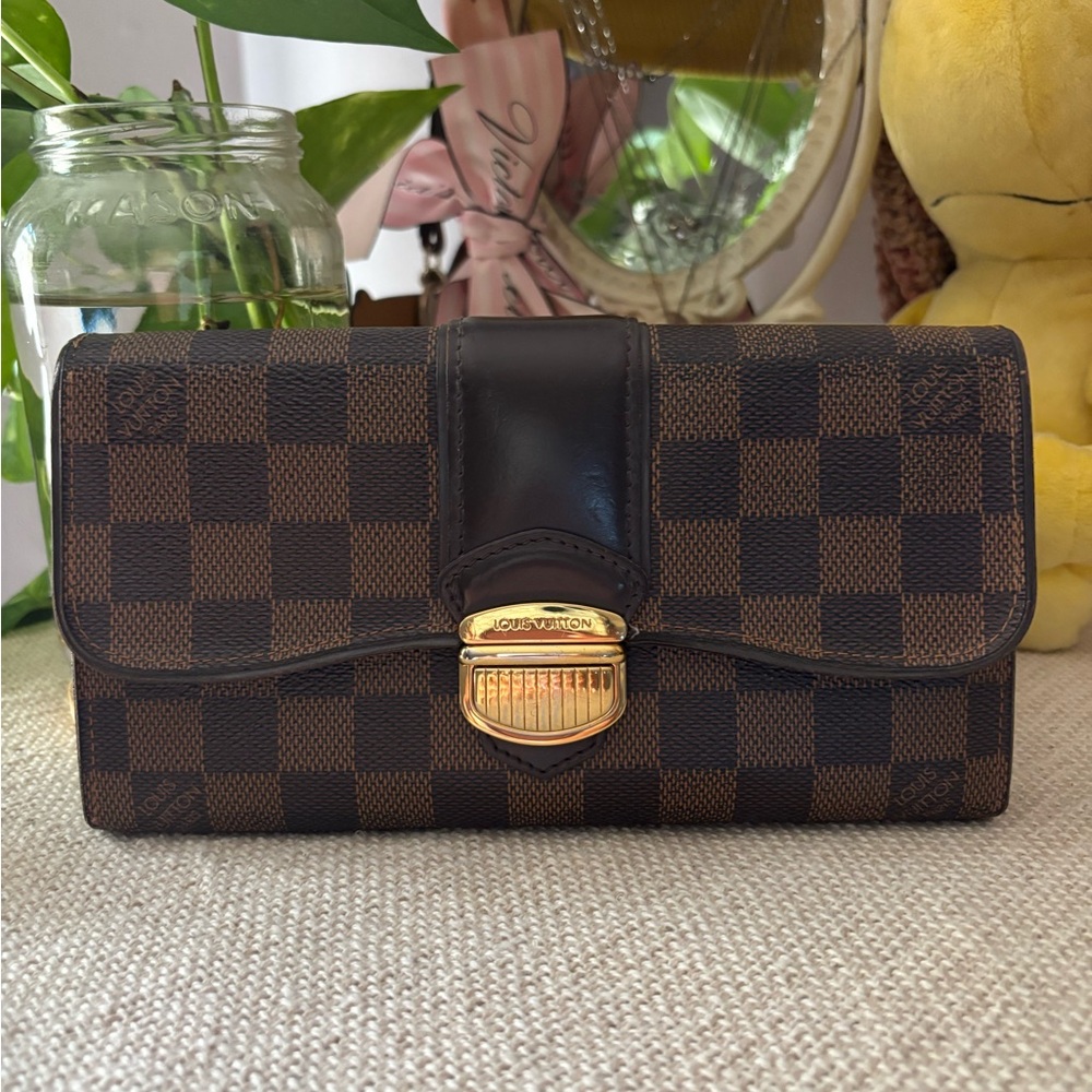 LOUIS VUITTON
Damier Ebene Sistina Wallet